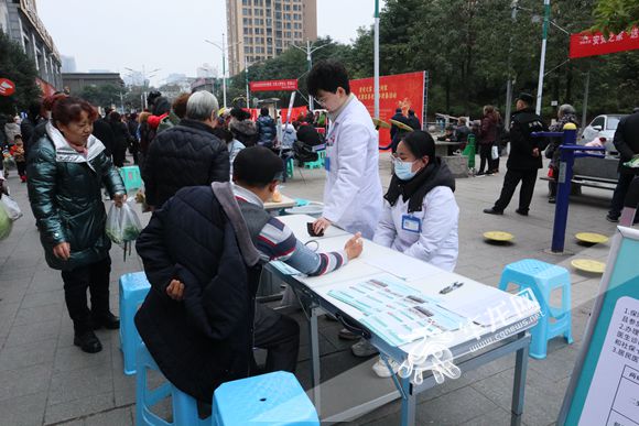 现场工作人员免费为居民测量血压。实习生 曹先旺 摄