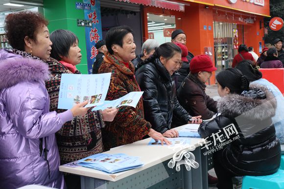 居民排队咨询。实习生 曹先旺 摄